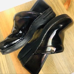 Dansko Petrol Patent Oil Slick Rainbow Clogs 40 10